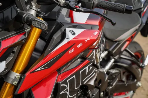suzuki-mar26-gsxgraphicskits-body2.jpg